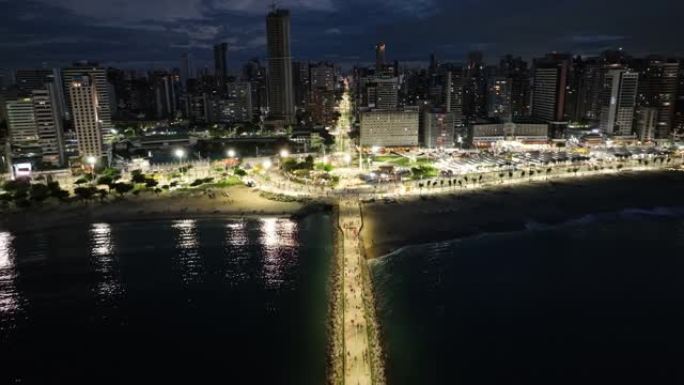 巴西东北部塞阿拉福塔莱萨的夜景。