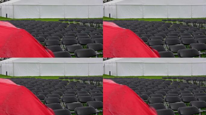 红色雨伞和湿座椅。专注于座位