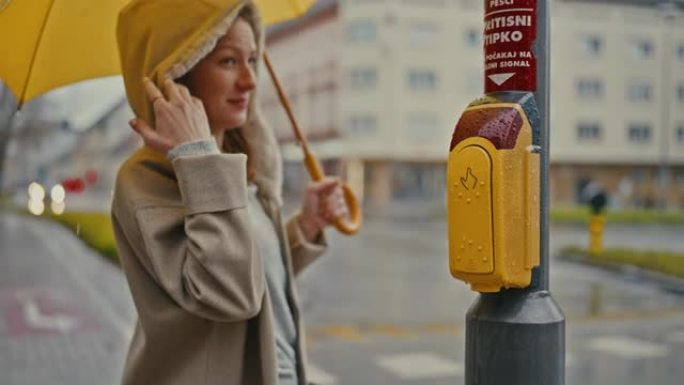 SLO MO少妇下雨天按下按钮过马路