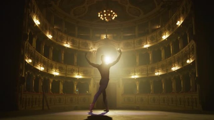 慢动作电影拍摄的运动男子在经典剧院舞台上跳舞和排练，并带有戏剧性的灯光。优雅的古典芭蕾舞男舞者专业表