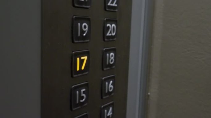 按下电梯按钮。手动按下升降按钮，直到办公楼或酒店的高层。现代住宅公寓的电梯按钮。电梯内部。使用消毒升
