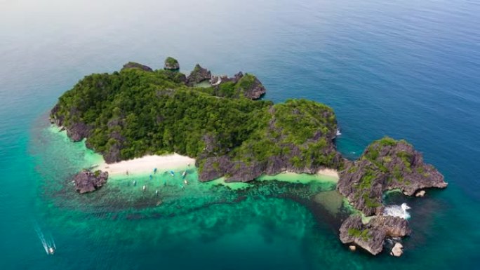 卡拉莫恩群岛，Camarines Sur，Matukad，菲律宾。有白色沙滩的岩石岛。