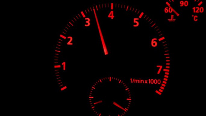 跑车仪表板转速表显示加速时的rpm