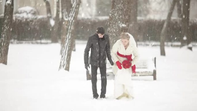 在雪地里奔跑新娘和新郎