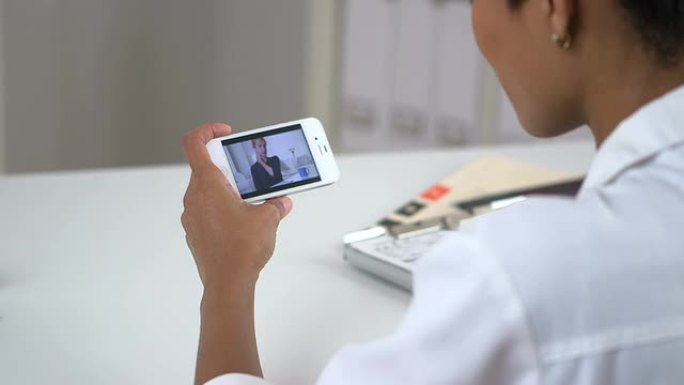 在iphone上与医生聊天的高级患者视频聊天