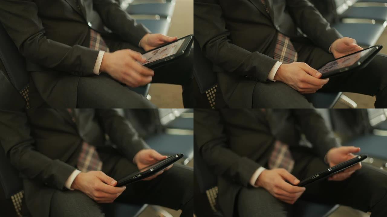 男人使用平板电脑
