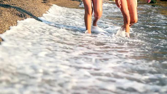 沿着海滩散步