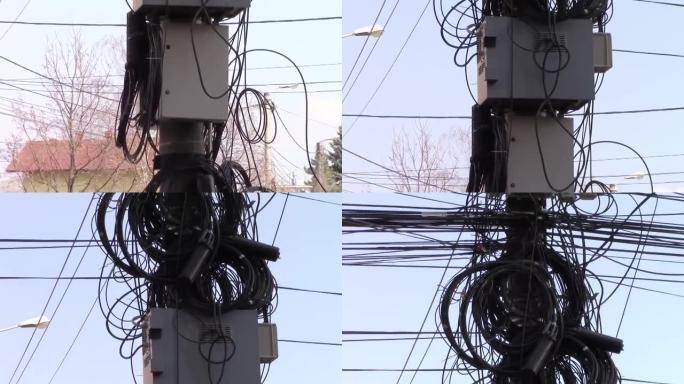 蓝天背景上的通讯设备超负荷的街道电杆