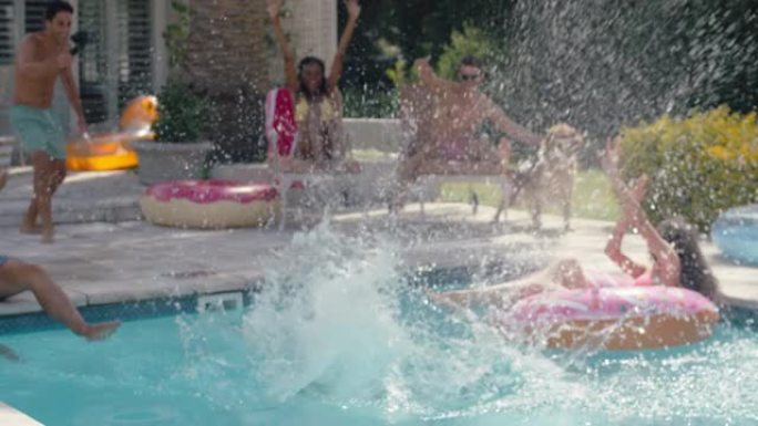 年轻女子跳进游泳池泼水朋友庆祝享受暑假玩得开心在温暖阳光明媚的日子游泳在游泳花车4k上放松