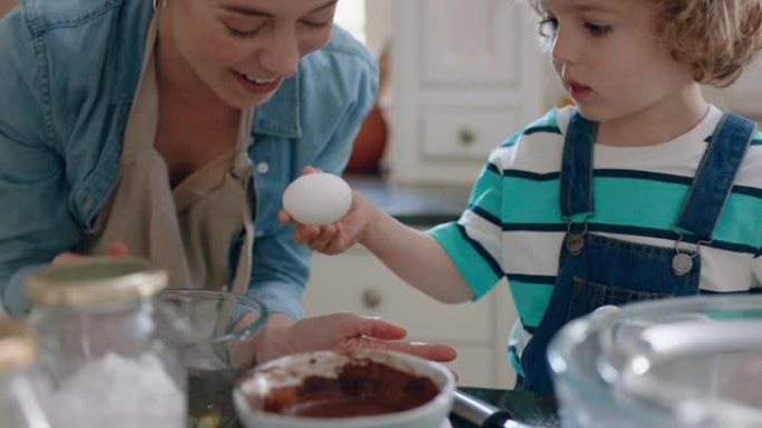 小男孩帮助母亲在厨房里烘烤混合配料烘烤巧克力蛋糕在家准备食谱