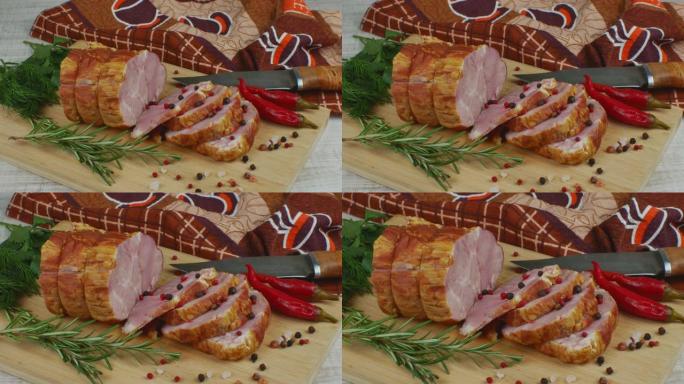 用雕刻刀将多汁美味的猪肉培根切片放在木制切菜板上，多色五香豆，红辣椒，欧芹，莳萝和罗勒。肉制品的概念