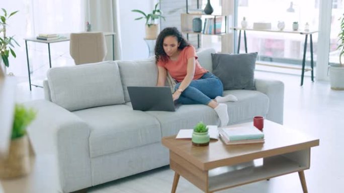 家用笔记本电脑、沙发和女人在公寓客厅沙发上阅读、放松或从事自由遥控工作。互联网、网络或对网站、文章故