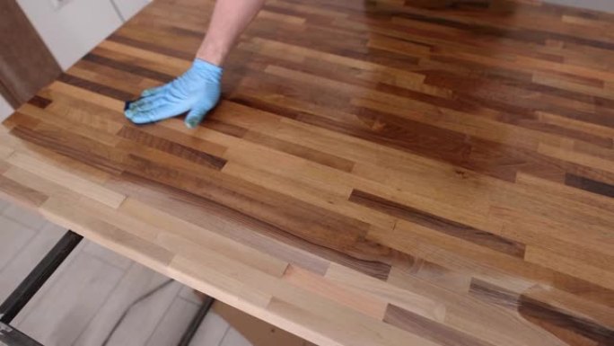 木材浸渍和油涂层木桌
