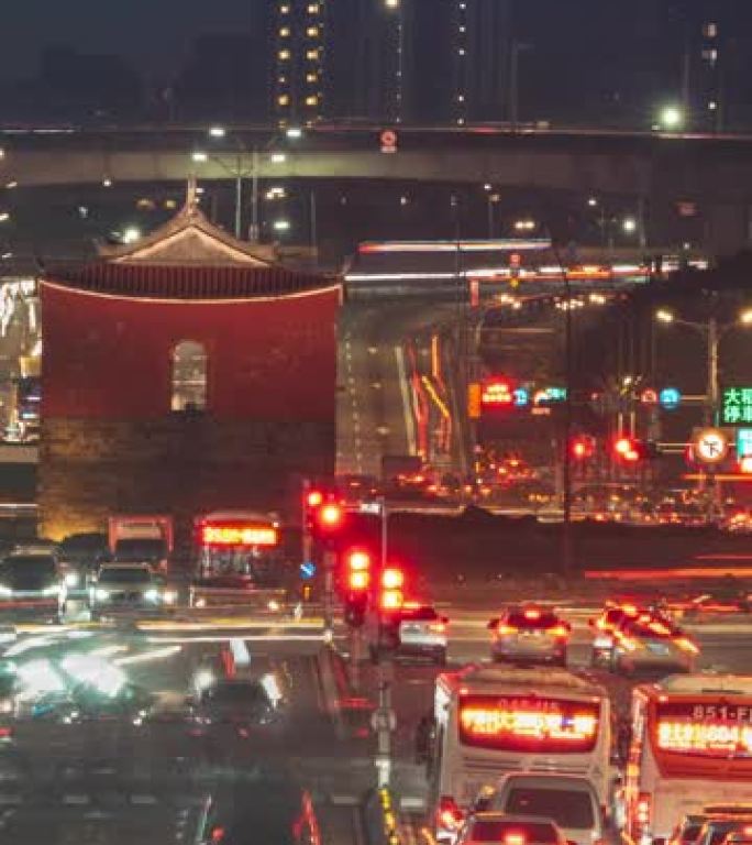 忠孝西路历史台北北门的延时。不同的车辆在繁忙的街道附近行驶
