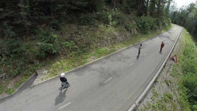 空中: 长板溜冰者在森林中慢动作驾驶