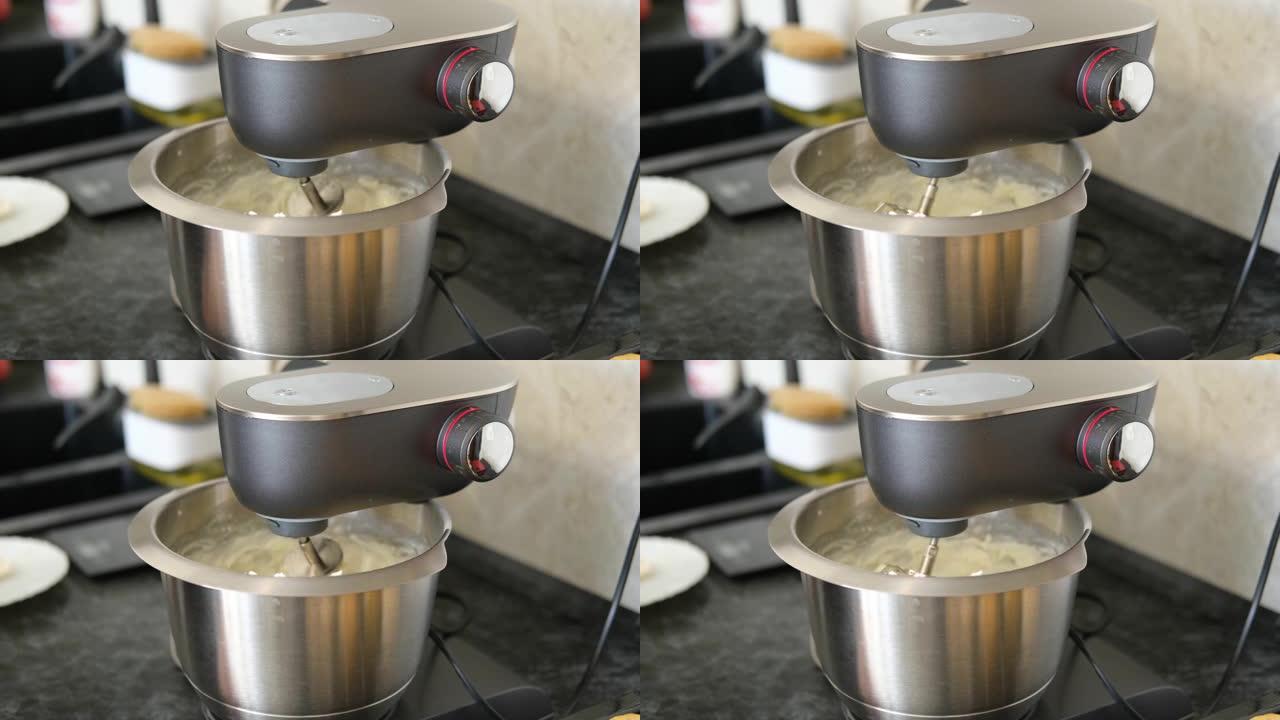 在行星混合器-搅拌机中制备干酪奶油，在食品加工机中混合成分的特写镜头。小型家庭企业和企业家精神的概念