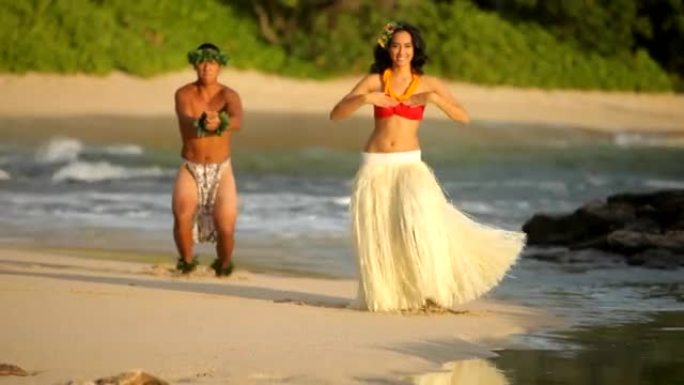 波利尼西亚舞者在夏威夷的海滩上表演