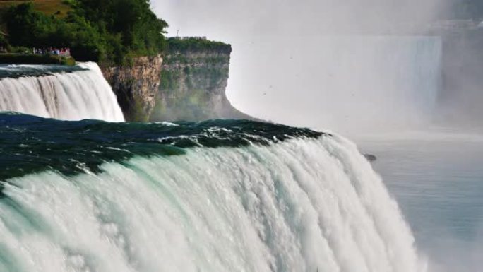尼亚加拉大瀑布的水流-美国和加拿大的美丽自然，是来自世界各地的游客游览的热门地点