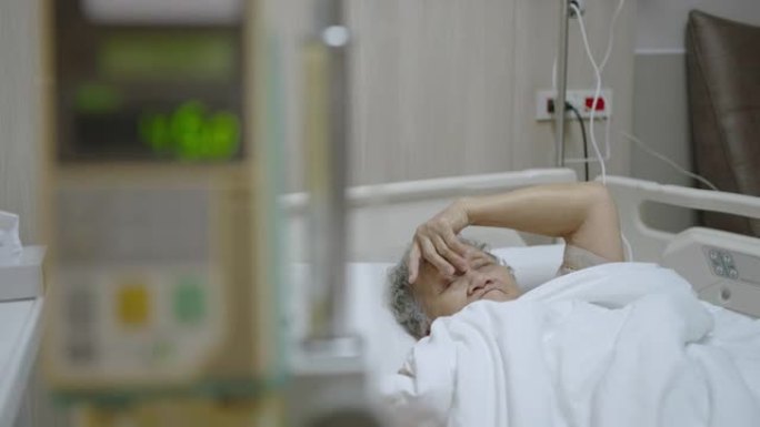 老年妇女入院。
