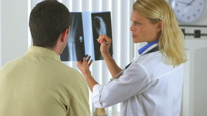 女医生对男性患者进行x光检查