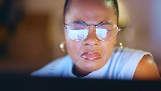 黑人妇女在计算机上从事在线项目，报告和办公室研究的夜晚，商业和面孔。视觉，思维和女工，晚上专注，专注
