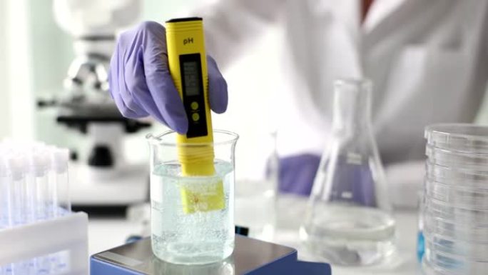 科学家使用化学溶液和实验室测试水质或pH计在实验室