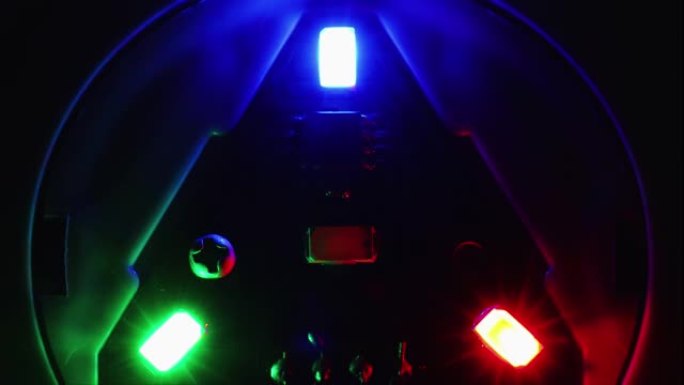 电子板特写上的红色、蓝色和绿色发光二极管闪烁。电子学