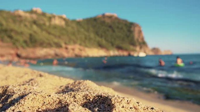 阿拉尼亚的桑迪克利奥帕特拉海滩。人们在土耳其地中海地区阿拉尼亚的埃及艳后海滩的地中海沙滩上放松。去土