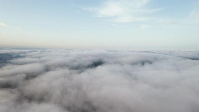 白云蓝天风景鸟瞰图移动。晚上，在明亮的阳光下，无人驾驶飞机在蓝天上飞过蓬松的云层。自然。雾