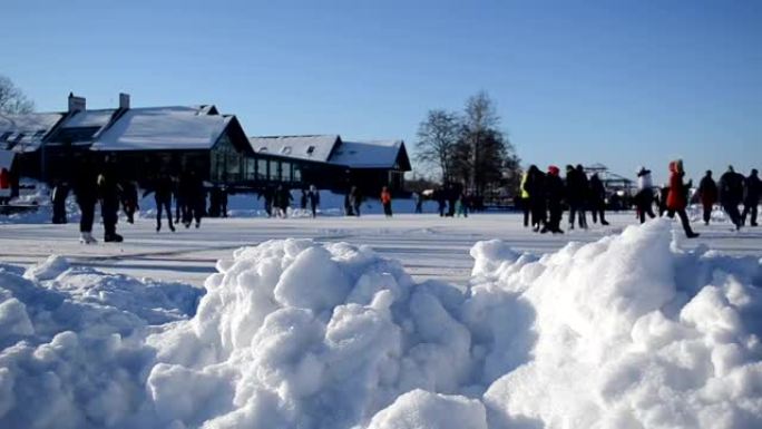 堆雪积极运动休闲人溜冰场