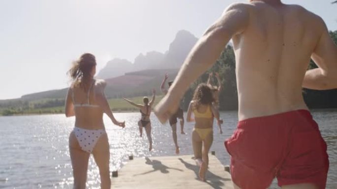 一群跳湖中的朋友在水中嬉戏享受暑假