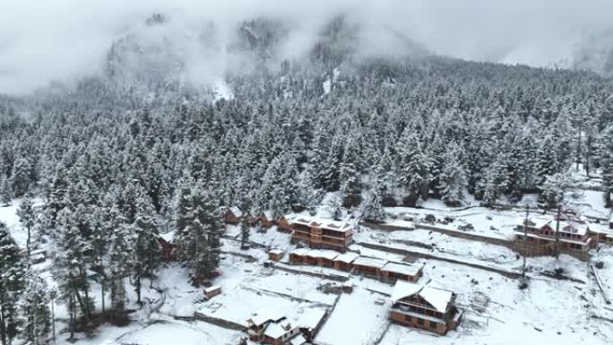 空中无人机视图日出风景，早晨雾和雪在童话草甸国家公园与拉赫希奥特冰川在南加帕尔巴特山，喀喇昆仑山，喜