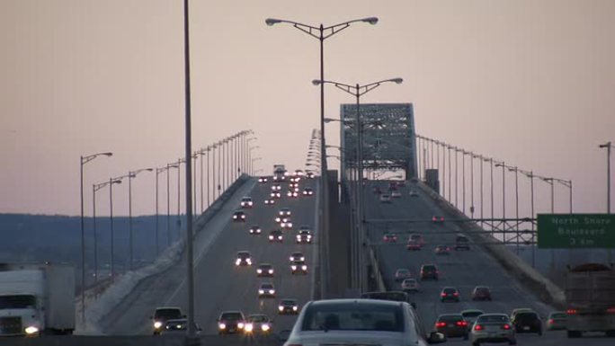 汽车在大型多车道桥梁上行驶 (高清)