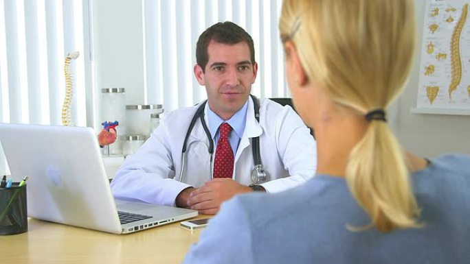 医生与女病人谈话