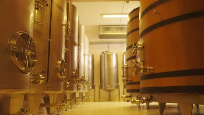 现代酒厂用不锈钢和仿古橡木桶发酵葡萄，在低温下有效发酵。