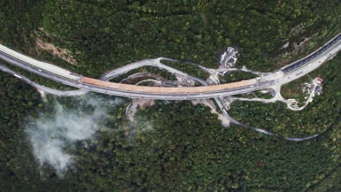 森林蒸气云雾湿气延时山道路施工养护卡车公路桥梁