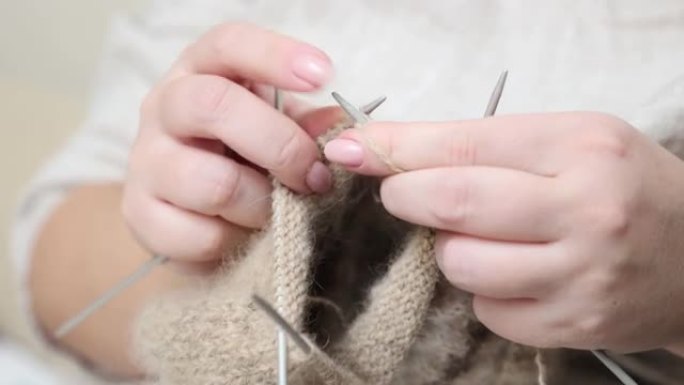 羊毛纱线手工编织。用狗毛纱线制作袜子。