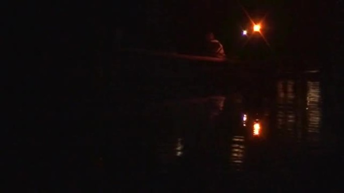 夜间在湖上的安全船2