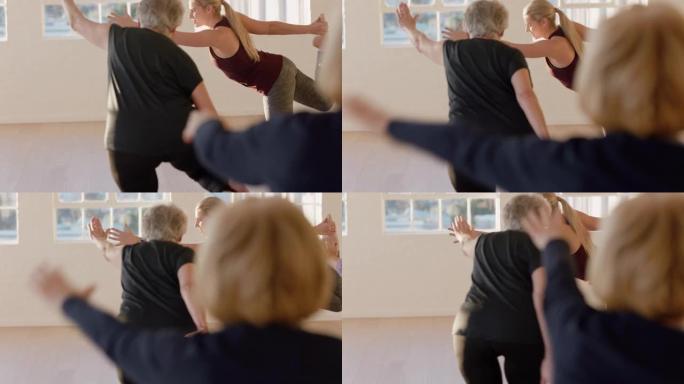 老年妇女瑜伽课锻炼健康冥想练习舞蹈主姿势，教练展示姿势享受日出时工作室的早晨体能锻炼
