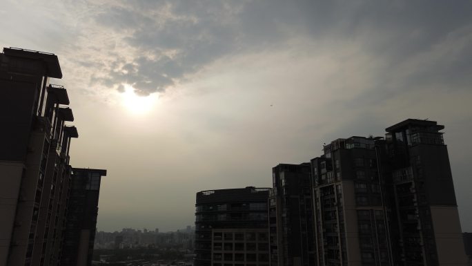 落日下午无人机航拍夕阳飞机经过大楼