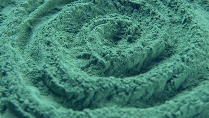 小球藻或螺旋藻绿粉是纺丝，旋转的。膳食补充剂改善健康。海藻超级食物。健康食品背景。饮食中的维生素和矿