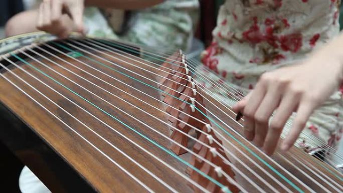 中国女孩演奏民族乐器-古筝