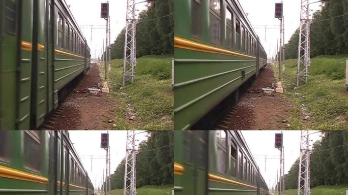 伙计。沿着通勤列车行驶。