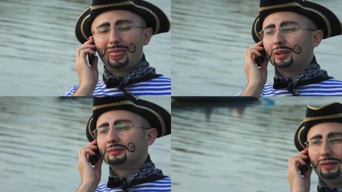 穿着海盗服装的男子正在电话中讲话