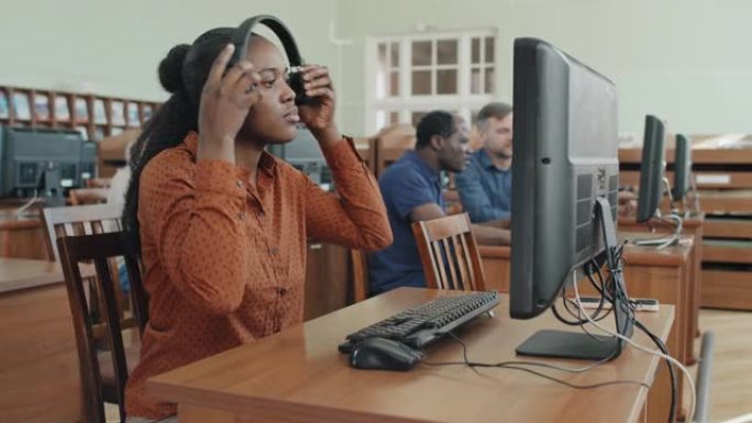 黑人学生在大学图书馆使用计算机