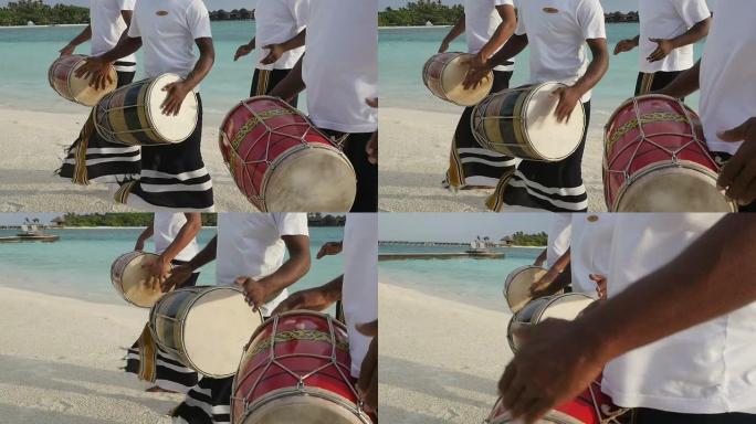 当地人在马尔代夫沙滩上打鼓