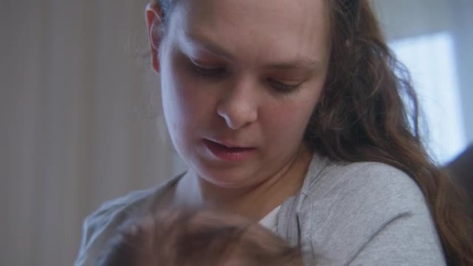 母亲用母乳喂养婴儿