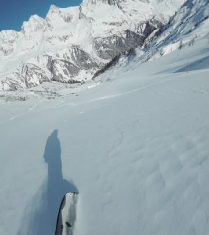 冬季在未触及的偏远山区的新鲜粉末雪上滑雪