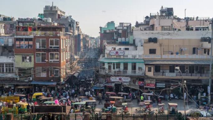 印度旧德里Chandni Chawk市场周围街道上的人流和交通时光倒流
