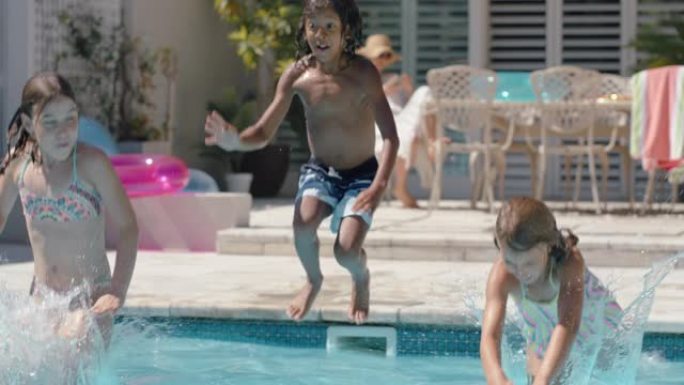 快乐的孩子跳进游泳池的朋友嬉戏地在阳光明媚的日子里一起玩乐，暑假在度假屋4k